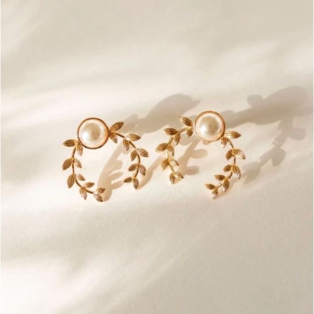 En Route Jewelry x Best Dressed Pearl Leaf Earrings